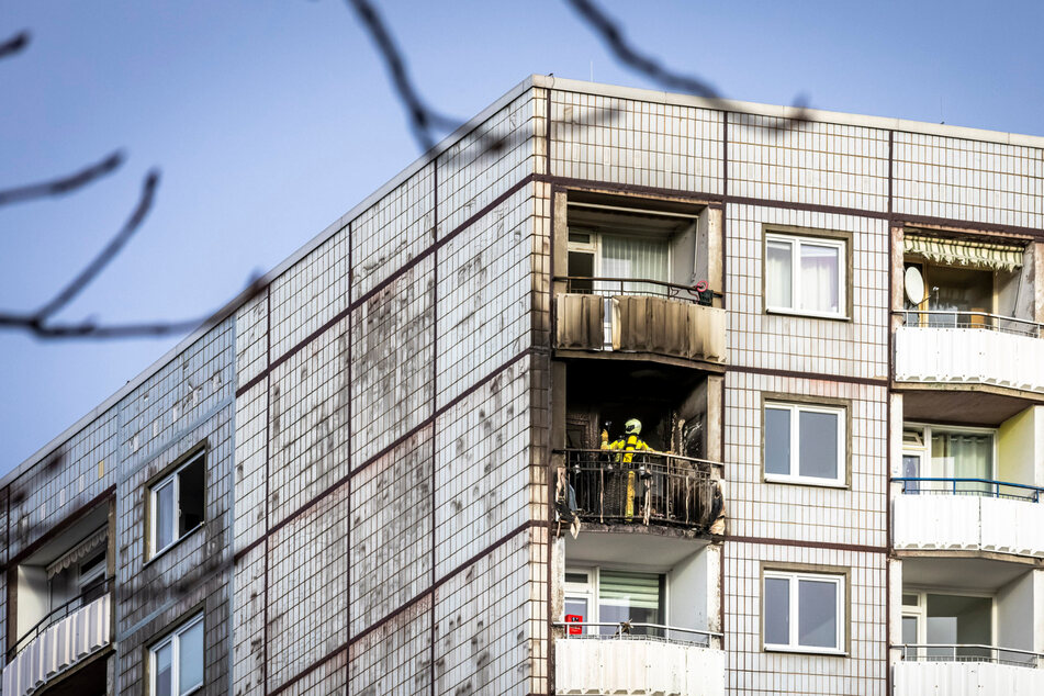 Das Feuer in der 15. Etage hinterließ Spuren der Verwüstung, auch an benachbarten Wohnungen.