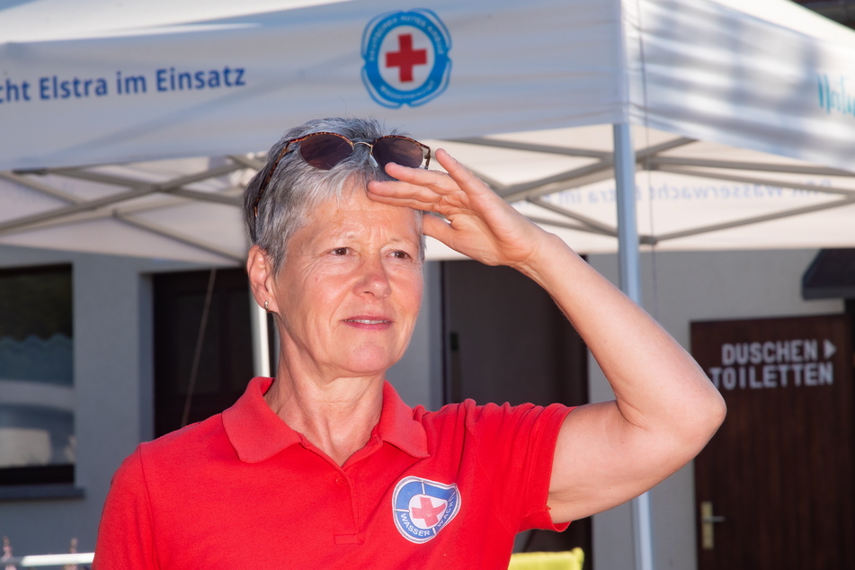 Auch Rettungsschwimmerin Annegret Schäfer von der DRK-Wasserwacht Elstra ist im Bad im Einsatz.