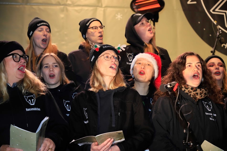 Der Kiezchor "Hansemädchen" stimmte die Menge mit Weihnachtsliedern zum Mitsingen schon mal auf den Auftritt von Sasha und läuteten zeitgleich die Weihnachtszeit ein.