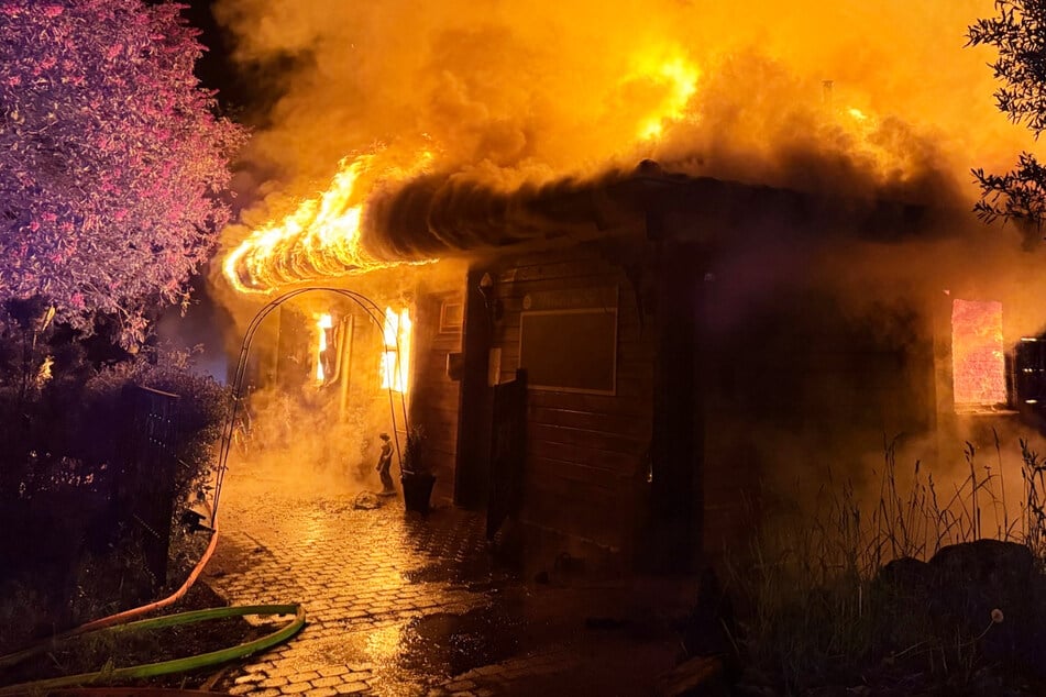 Als die Feuerwehr eintraf, brannte das Gebäude bereits lichterloh.