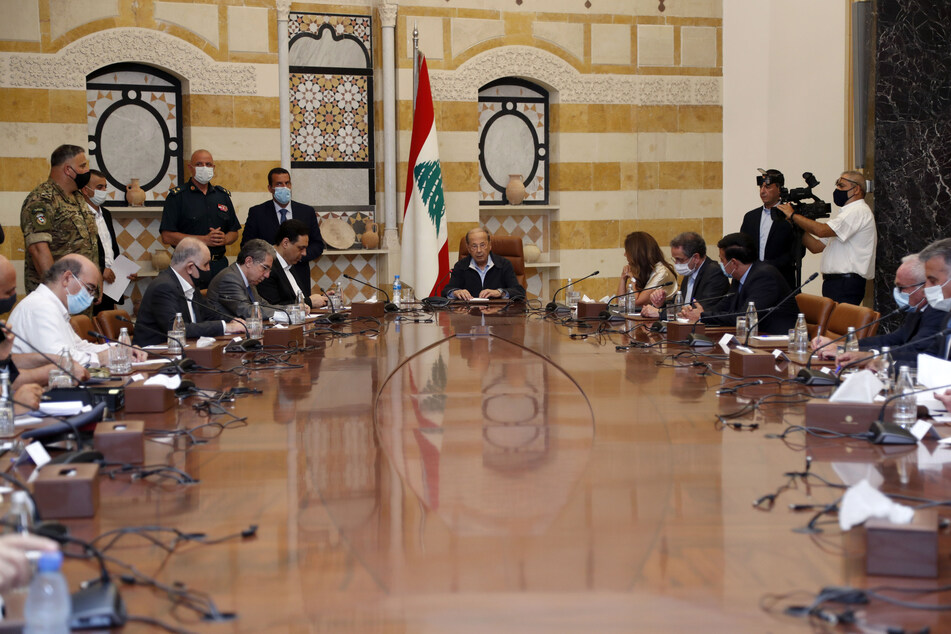 Michel Aoun (M), Präsident des Libanons, leitet eine Dringlichkeitssitzung des Nationalen Verteidigungsrates nach einer massiven Explosion im Hafen von Beirut.