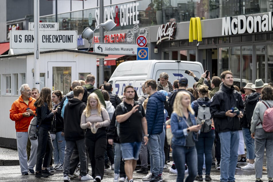 Berlin: Rundum-Grün-Ampel am Checkpoint Charlie soll umgebaut werden