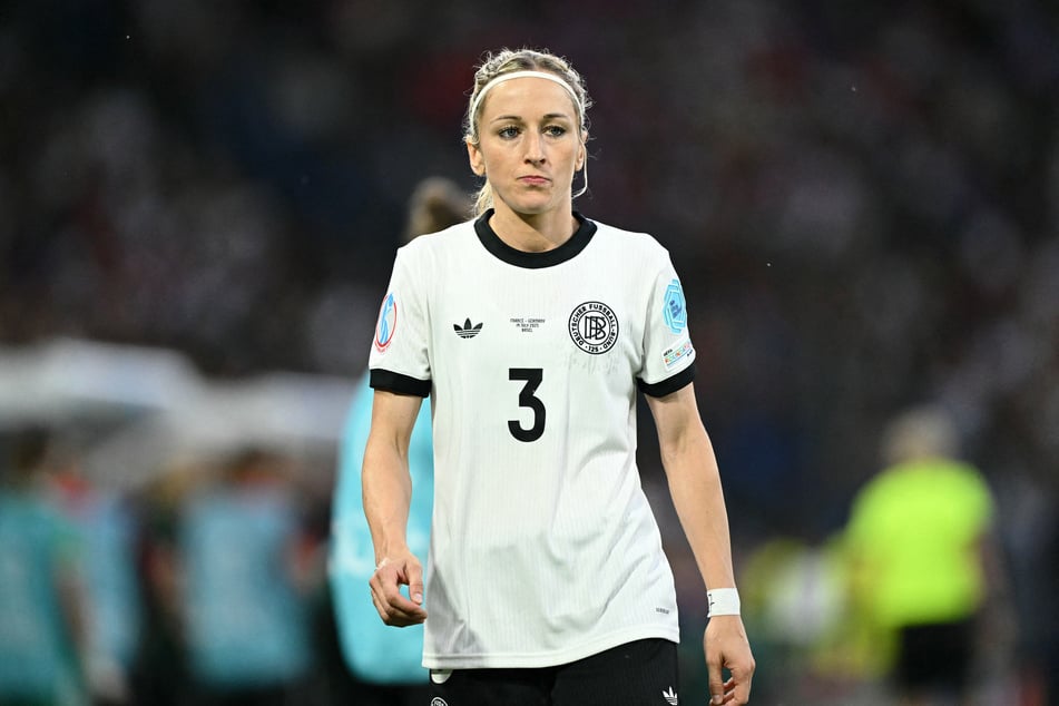 Deutschlands Kathrin Hendrich (33) muss mit Rot vom Platz.