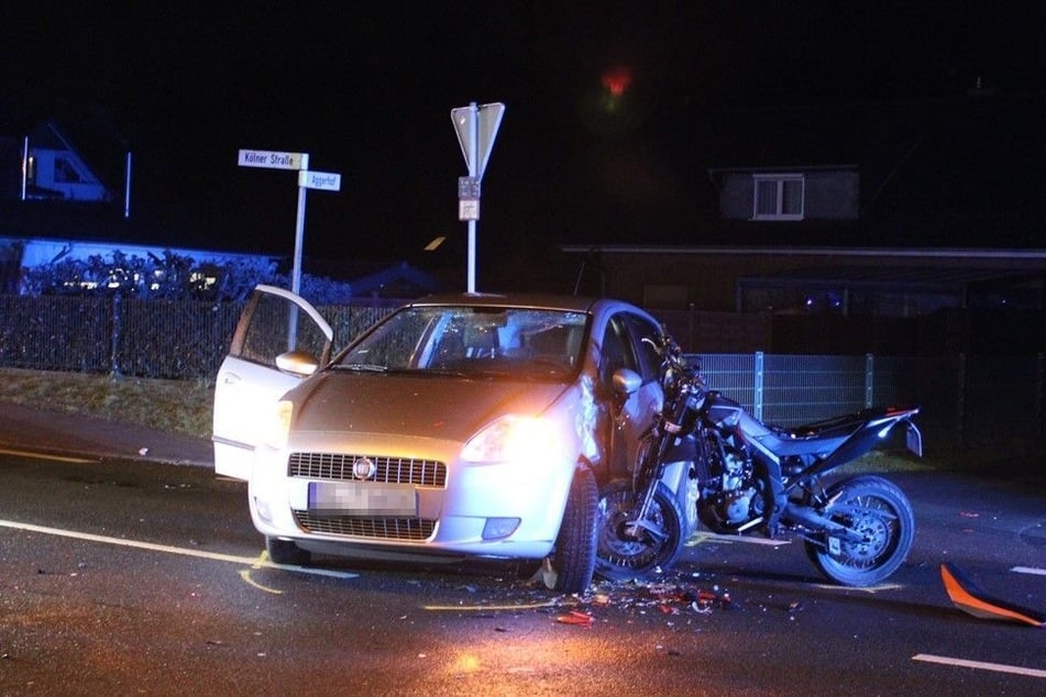 Beide Fahrzeuge mussten nach dem Unfall in Overath abgeschleppt werden.