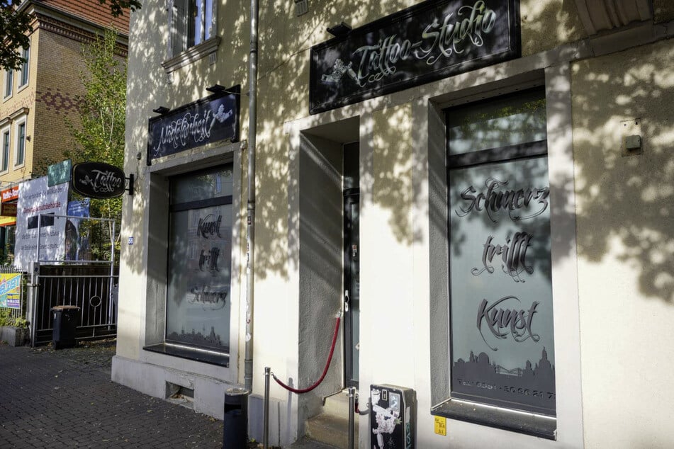 Im "Nadelarbeit"-Tattoo-Studio an der Kesselsdorfer Straße soll es am Montag zu einem schweren sexuellen Übergriff auf eine 20-Jährige gekommen sein.