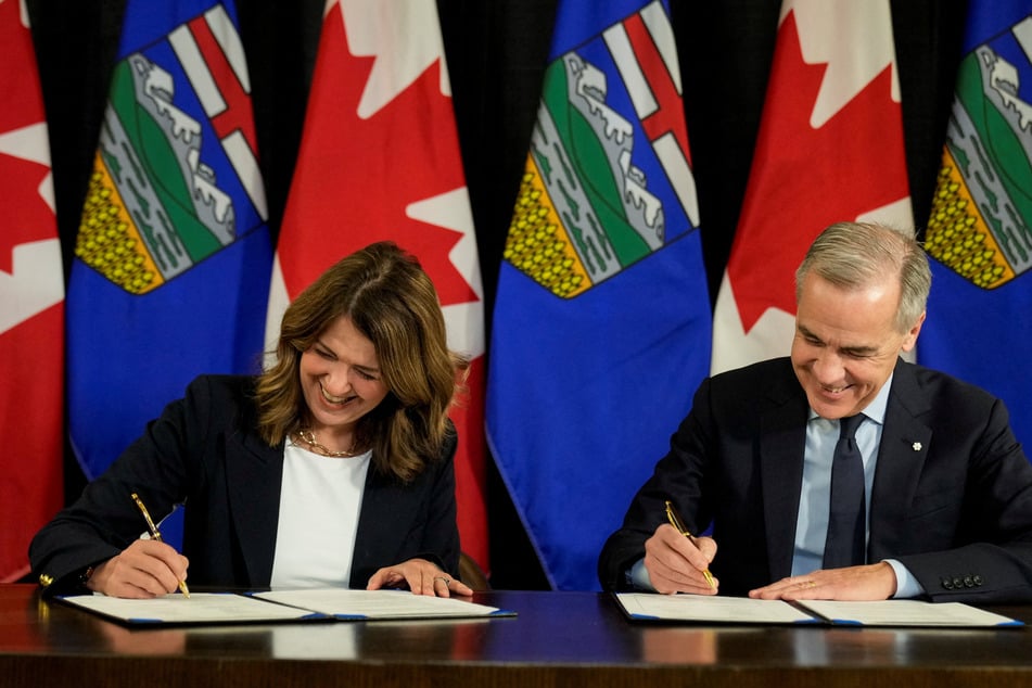Carney and Alberta Premier Danielle Smith (l.) signed the deal on Thursday to advance a new oil pipeline.