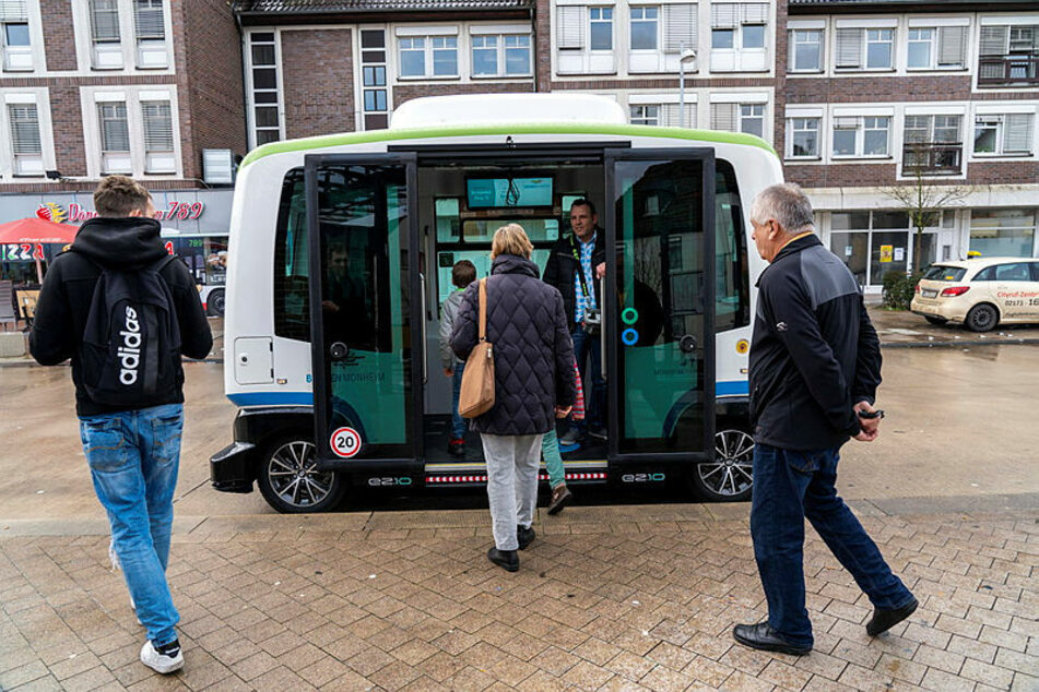 Vorreiter: Seit Februar 2020 verkehren bereits in der Altstadt von Monheim (NRW) autonome Busse - allerdings mit Maximalgeschwindigkeit 16 km/h und einem Operator an Bord.