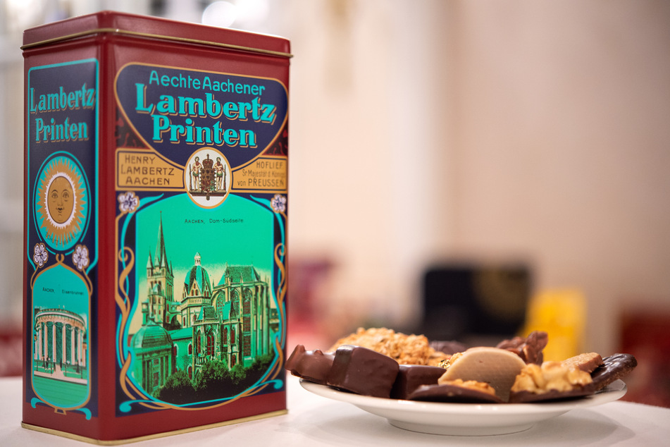 Lambertz hat seinen Sitz in Aachen, wo Printen und Cookies hergestellt werden. In Nürnberg und Neu-Ulm werden Lebkuchen gefertigt und in Dresden Stollen.