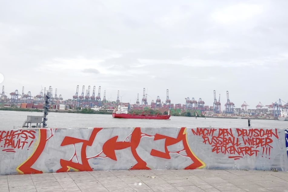Diese politische Provokation hinterließen Energie-Anhänger am Hamburger Fischmarkt.