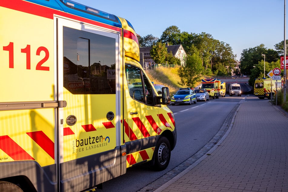 Polizei und Rettungsdienst waren am frühen Sonntagmorgen mit einem Großaufgebot in Bischofswerda im Einsatz.