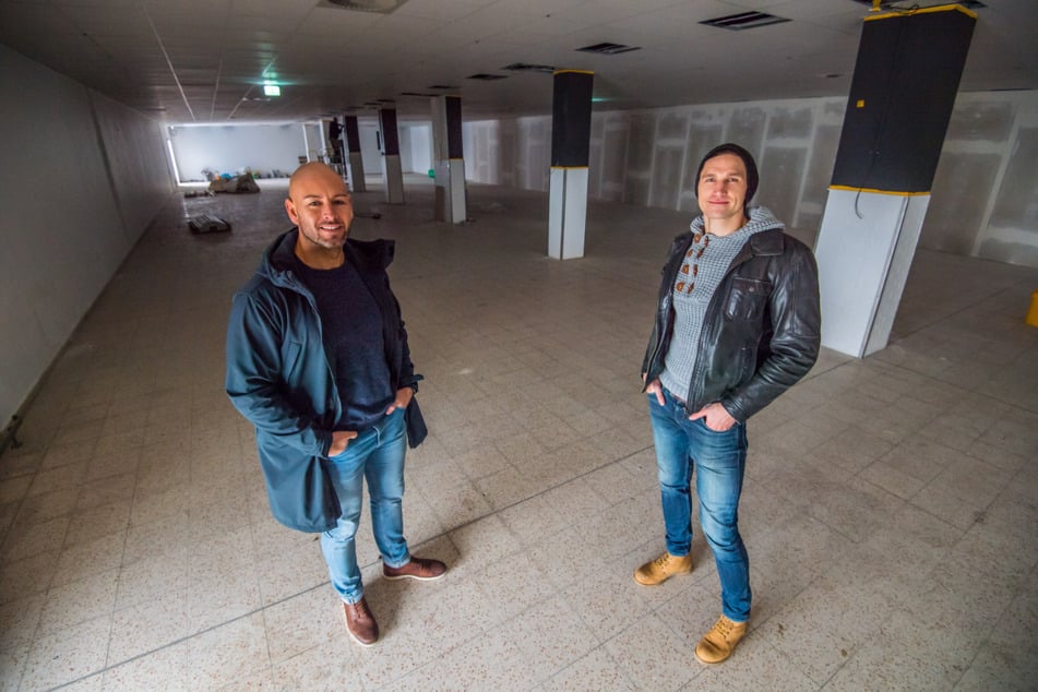 Marcel Engeln (36, l.) und Enrico Heymann (33) stehen in den Räumen des geplanten vollautomatisierten Fitnessstudios in Schneeberg.