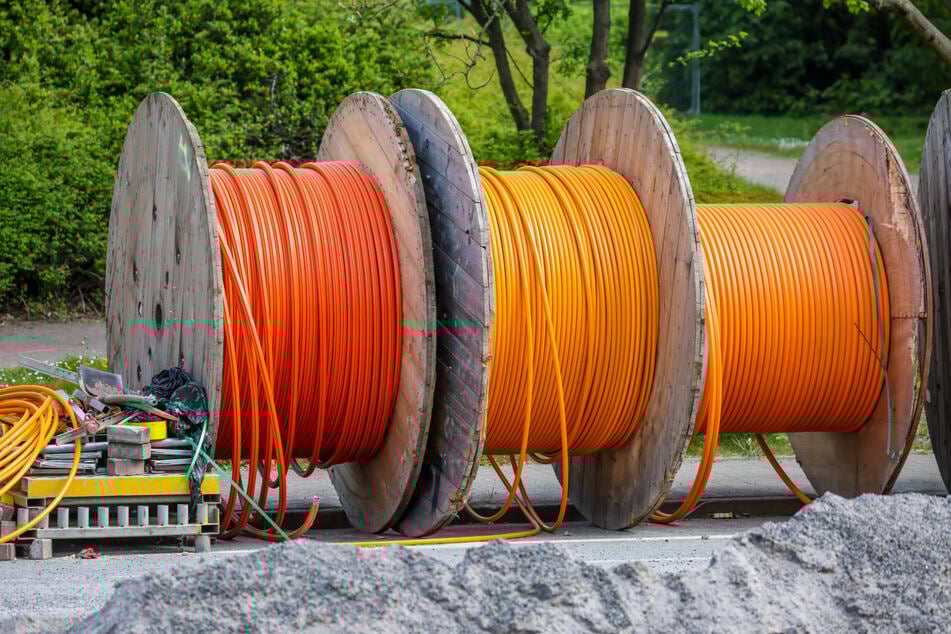SachsenEnergie steckt 2026 rund 120 Millionen Euro in den Glasfaserausbau. Insgesamt sollen etwa 2000 Kilometer Glasfaserkabel in Sachsen verlegt werden.