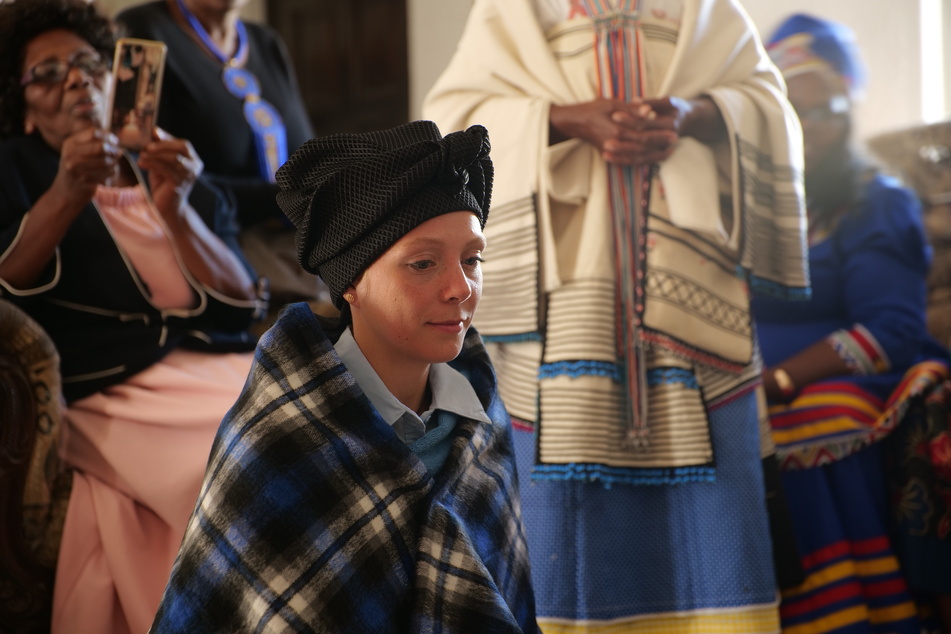 Bei der traditionellen Willkommensfeier bekam Nadja von Bonwas Familie unter anderem ein Doek - ein Kopftuch - geschenkt.