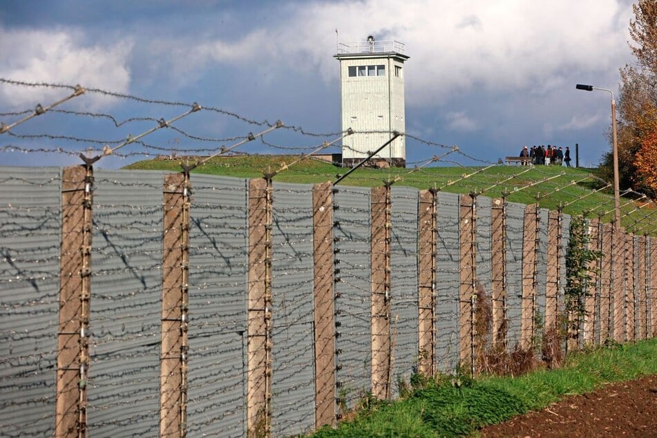 Am Grenzdenkmal in Hötensleben befindet sich ein Teilstück der ehemaligen innerdeutschen Grenze mit Mauer und Führungsstelle.
