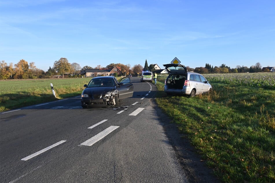 Der Opel wurde bei dem Unfall von der Fahrbahn gestoßen.