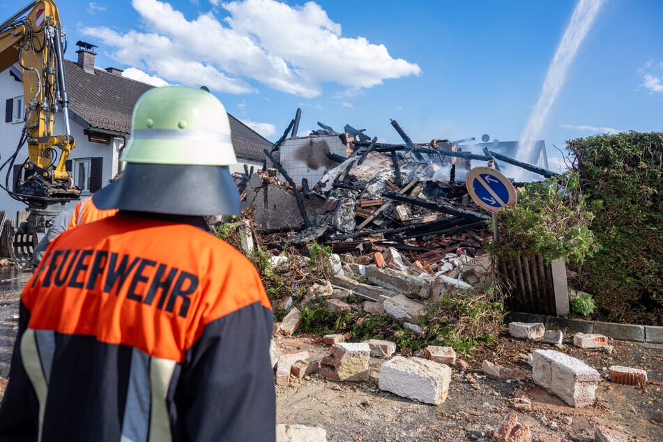 Vom Haus ist nur ein Schuttberg übrig. Ob sich zum Unglückszeitpunkt Menschen darin befanden, blieb zunächst unklar.