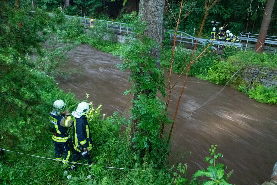Die Feuerwehr kontrolliert den Steinbach und spannt Stahlseile über das Wasser, an denen sich der Vermisste notfalls festhalten könnte.
