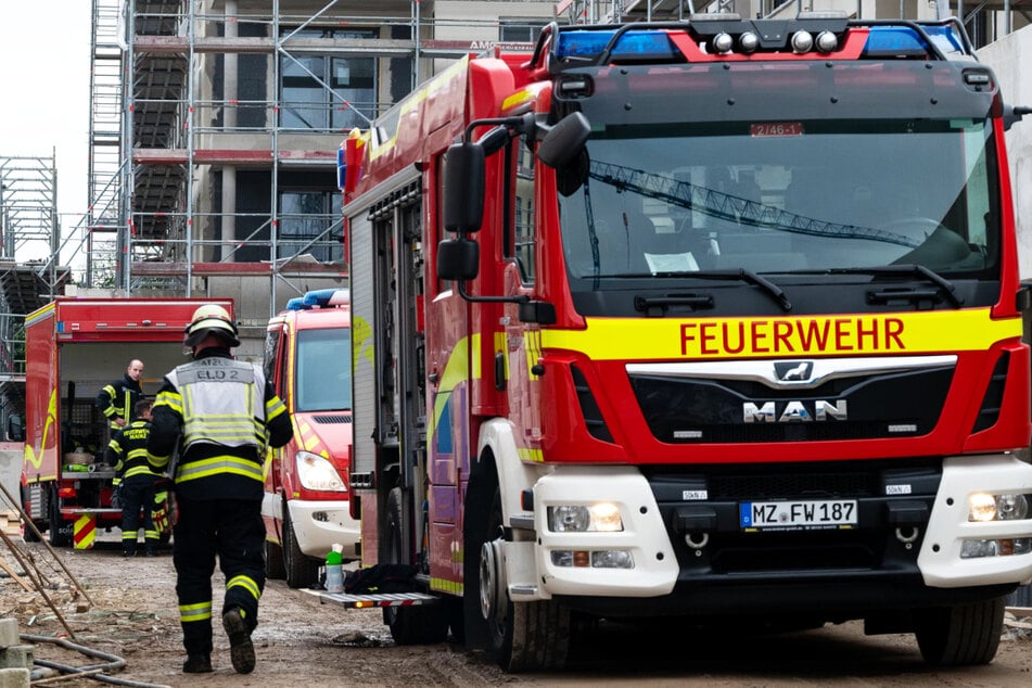 Die Feuerwehr war mit 46 Kräften im Einsatz, um einen Wohnhaus-Brand in Mainz-Weisenau zu bekämpfen.