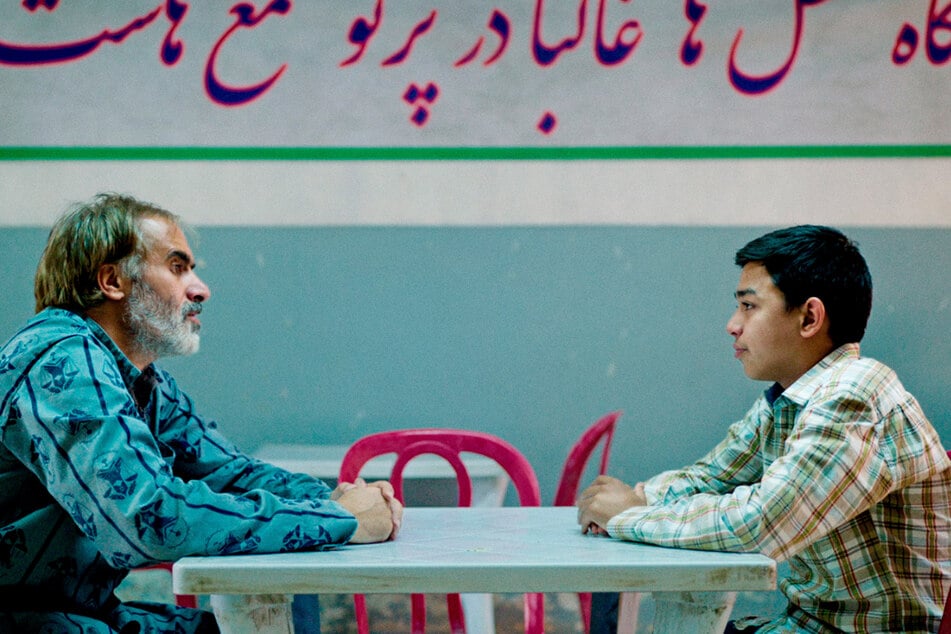 Saeed (Mehdi Bajestani, 47, l.) spricht mit seinem halbwüchsigen Sohn Ali (Mesbah Taleb).
