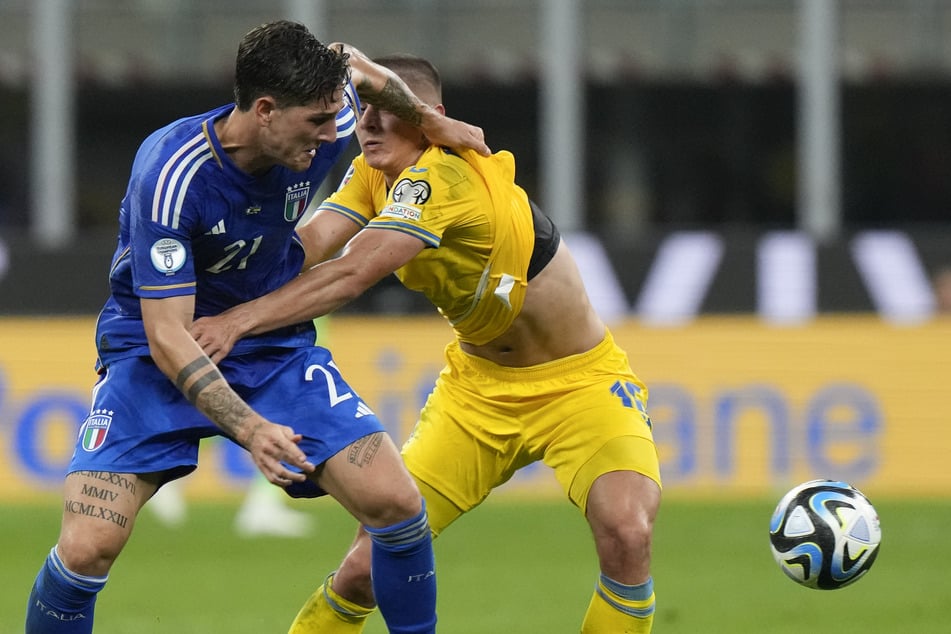 Nicolo Zaniolo (24) zofft sich hier mit Vitaliy Mykolenko (24) mal um den Ball, statt um eine Frau.