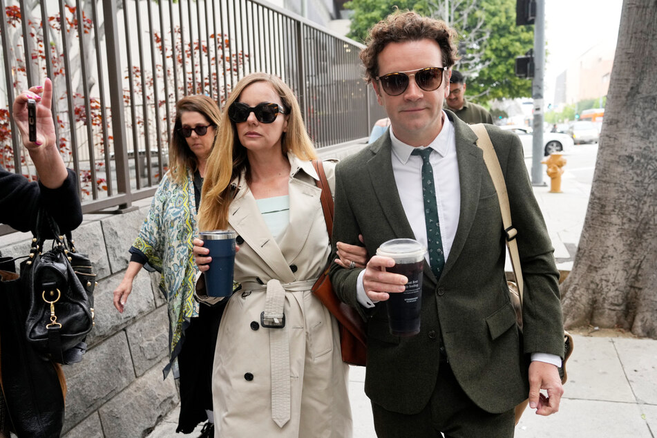 Schauspieler Danny Masterson (47) und seine Frau Bijou Phillips (43) auf dem Weg in den Gerichtssaal.