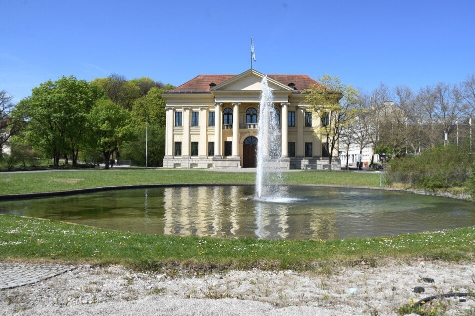 Die Feuerwehr konnte den Mann aus dem Brunnen vor dem Prinz-Carl-Palais ziehen.
