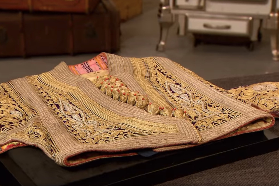 Die Jacke, Misiraba genannt, wurde vor rund 120 Jahren in mühseliger Kleinarbeit bestickt.