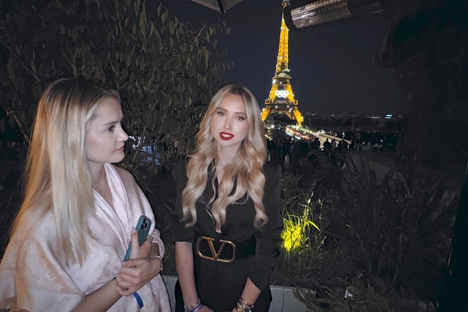 Als Gäste der "Vogue"-Modenschau müssen die Millionärstöchter zusammen nach Paris reisen.