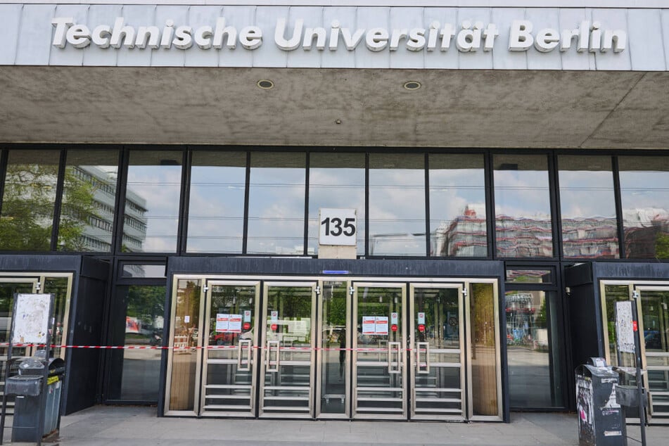 Das Hauptgebäude der Technischen Universität Berlin ist mit Flatterband abgesperrt worden.