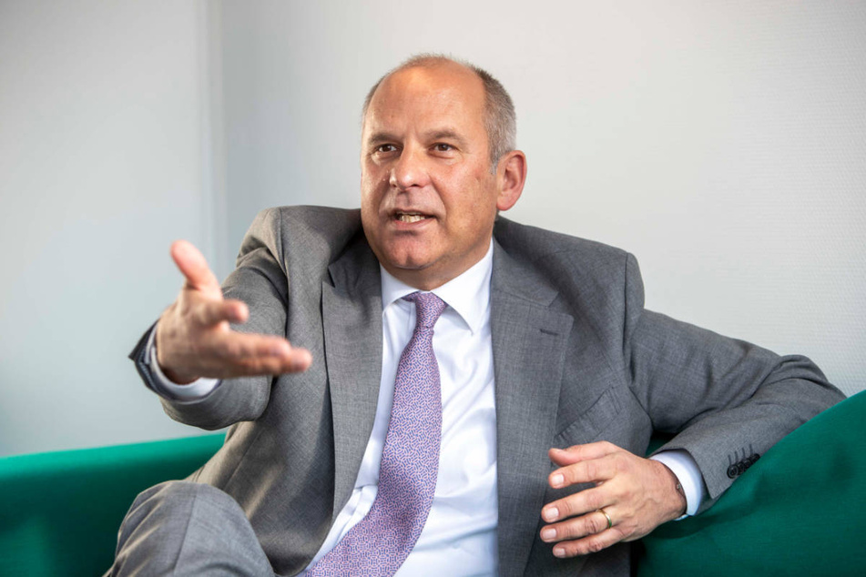 Hessens Innenminister Roman Poseck (54, CDU) kündigte eine "restriktive" Umsetzung des umstrittenen neuen Bundesgesetzes für volljährige Kiffer an.