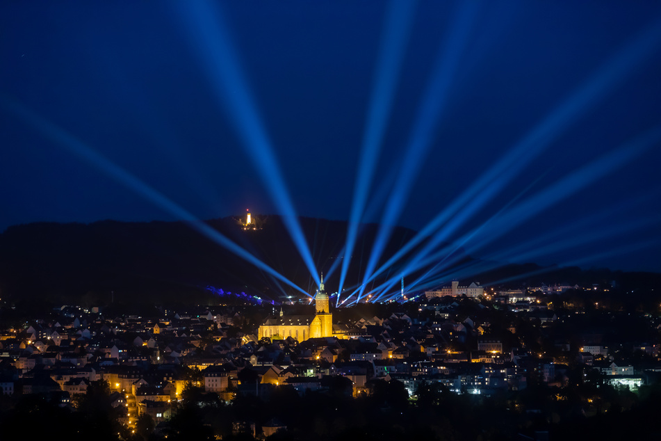 Mit einer allabendlichen Lichtshow erinnert die Stadt Annaberg-Buchholz an die ausgefallene Jubiläums-Kät.