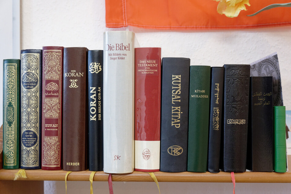 Koran und Bibelausgaben stehen in den Räumen der Christlich-Islamischen Gesellschaft (CIG) in Köln-Mülheim auf einem Regal.