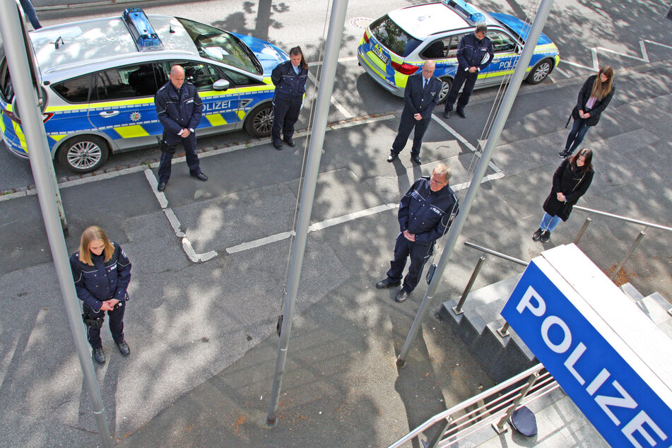 Polizisten in Unna bei der Schweigeminute für den getöteten SEK-Beamten am Dienstag.