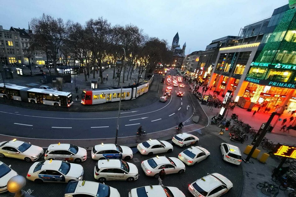 Blick auf den Kölner Neumarkt. Die Polizei hat dort am Sonntagnachmittag einen Dealer (30) festgenommen, der Drogen an Abhängige verkauft hatte.
