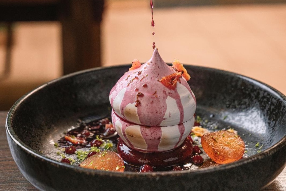 Baiser flambiert mit Gin und roter Beete