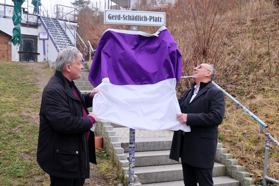 Aue-Bad Schlemas Oberbürgermeister Heinrich Kohl und FCE-Präsident Roland Frötschner enthüllten das neue Straßenschild.