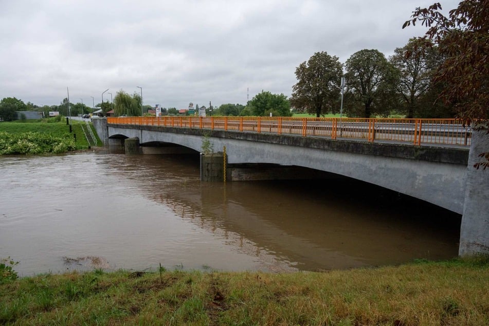 Der Wasserstand der Neiße bei Zittau war über Nacht stark angestiegen.