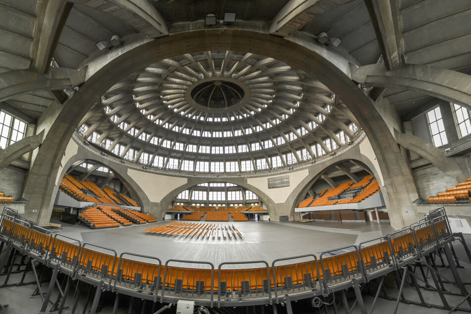 Die Kuppel der Jahrhunderthalle hat einen Durchmesser von 65 Metern. Unter ihr haben bis zu 10.000 Menschen Platz.