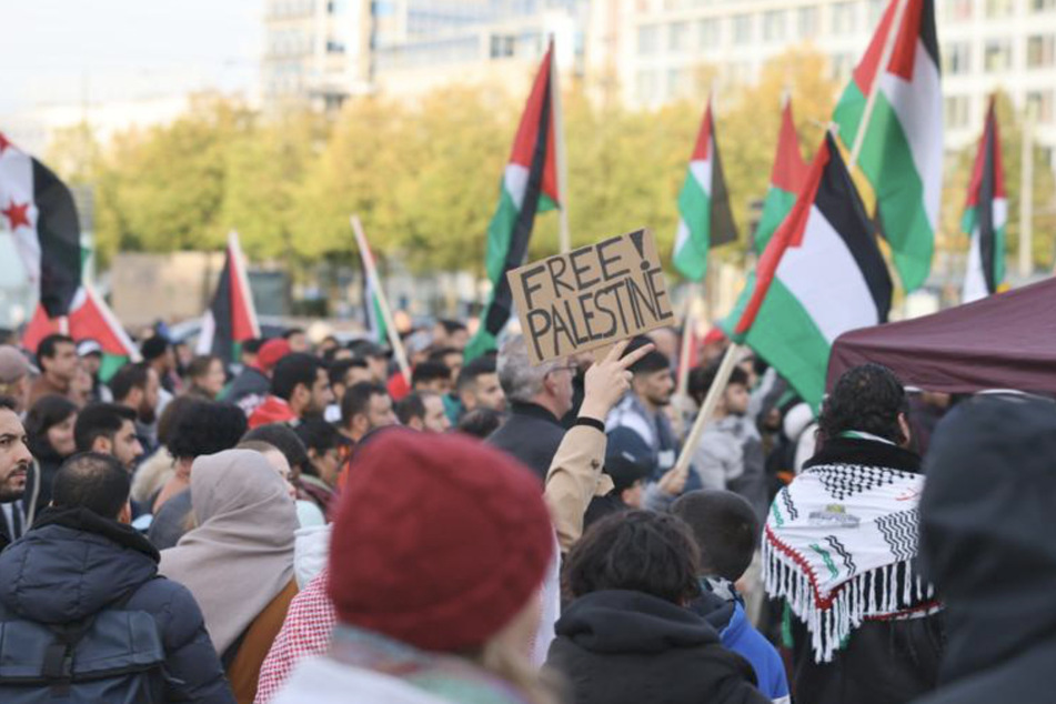 Pro-Palästina-Demo auf dem Augustusplatz: Hunderte Menschen versammeln sich