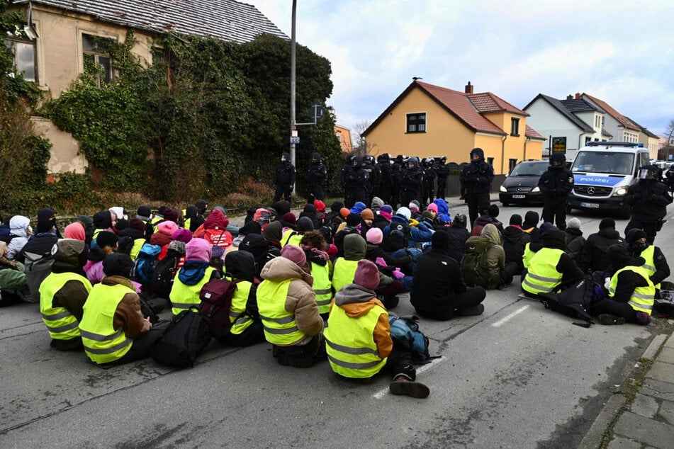 Mit Blockaden verhindern die Demonstranten bisher, dass alle AfD-Delegierten zum Bundesparteitag anreisen können.