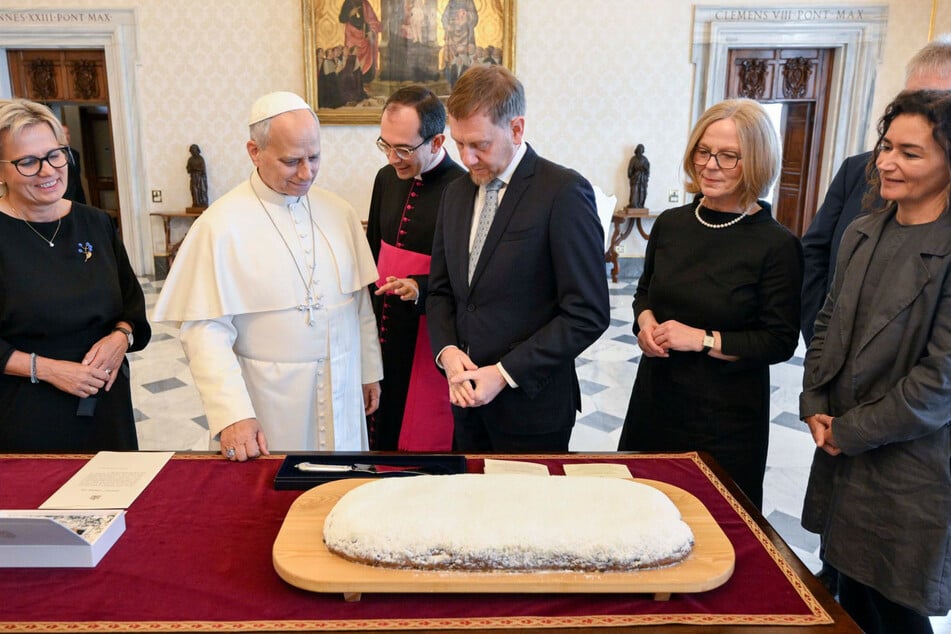 1300 Kilometer mit dem Auto: Papst-Stollen hatte Flugverbot