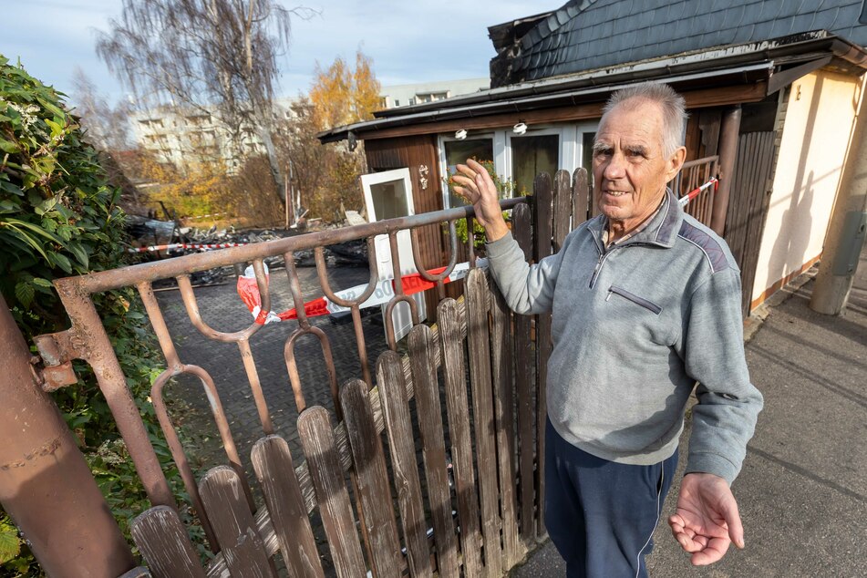 Heinz Wemme (85) vor seinem abgebrannten Haus. Doch den Lebensmut verliert der Rentner nicht.