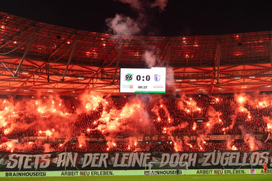 Beim Spiel zwischen Hannover 96 und dem 1. FC Magdeburg zündeten die Fans der Niedersachsen Pyrotechnik.