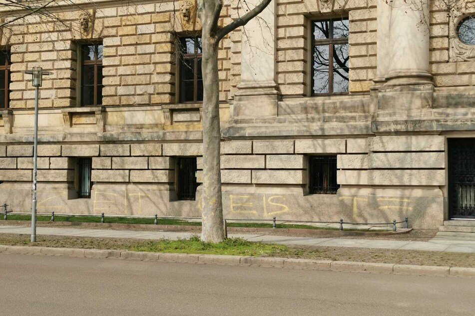 Unbekannte haben den Schriftzug "Zeitgeist = Chaos" an der Fassade des Bundesverwaltungsgerichts hinterlassen.