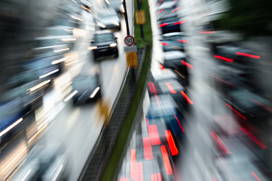 Der Verkehr staut sich auf dem Mittleren Ring B2R auf Höhe des Isarrings in München. (Archiv)