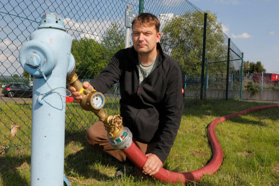 Ein 800 Meter langer Mega-Schlauch der Feuerwehr Chemnitz rettete den Kühen von Jens Müller (46) das Leben.