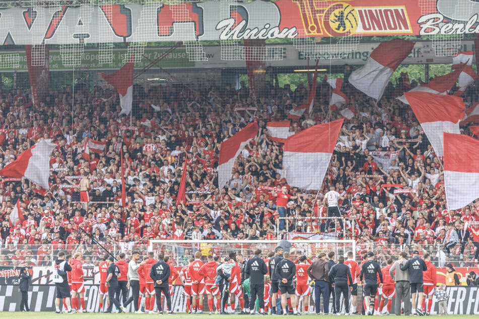 Die Mannschaft von Eisern Union bedankt sich bei ihren Fans.