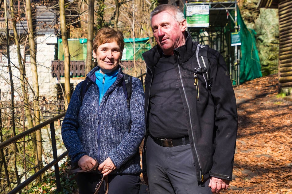 Marion (62) und Jürgen Zeibe (61) können nicht nachvollziehen, warum sich niemand darum bemüht, die Felsen ausreichend abzusichern.
