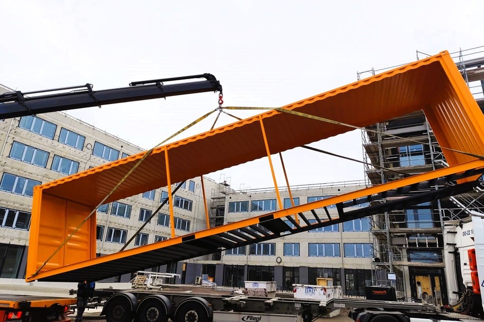 Ein Lkw-Ladekran platzierte die umgebauten Seecontainer auf dem Areal des Beruflichen Schulzentrums für Wirtschaft "Franz Ludwig Gehe".