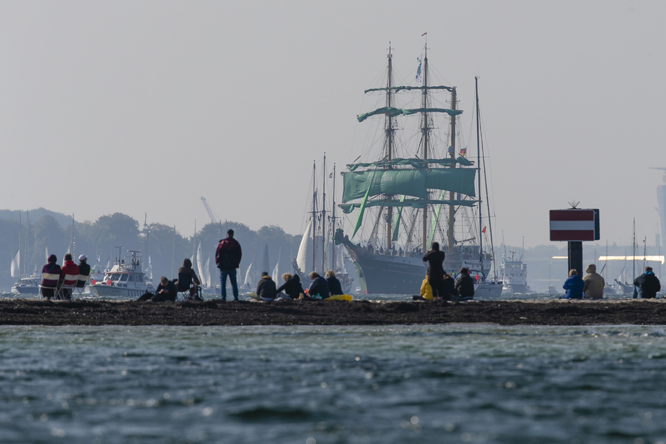 Zuschauer beobachten die Windjammer-Parade der Kieler Woche.